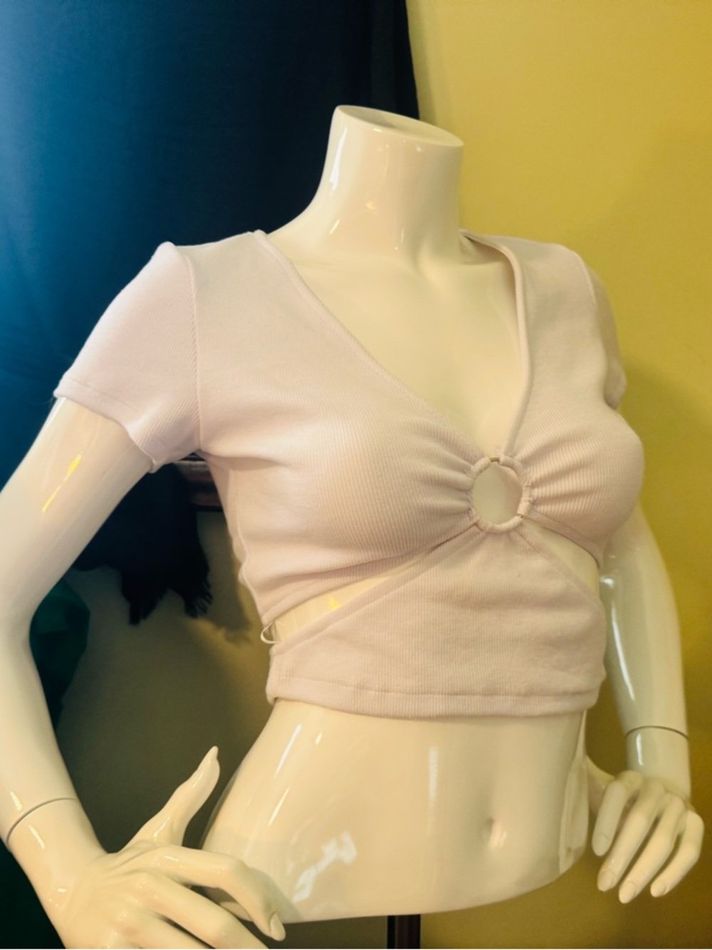 👑 Size Small Sexy Signature White Ribbed Ring-Front Cutout Crop Top - Picture 6 of 10